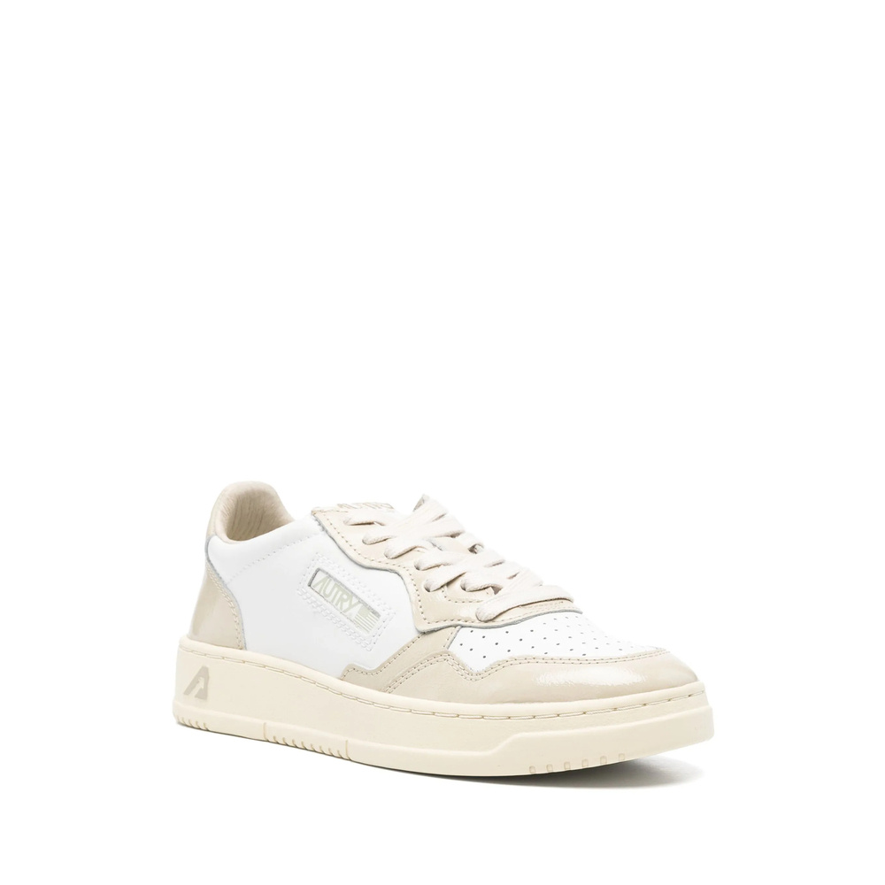 Autry Medalist Low Top Sneakers In White