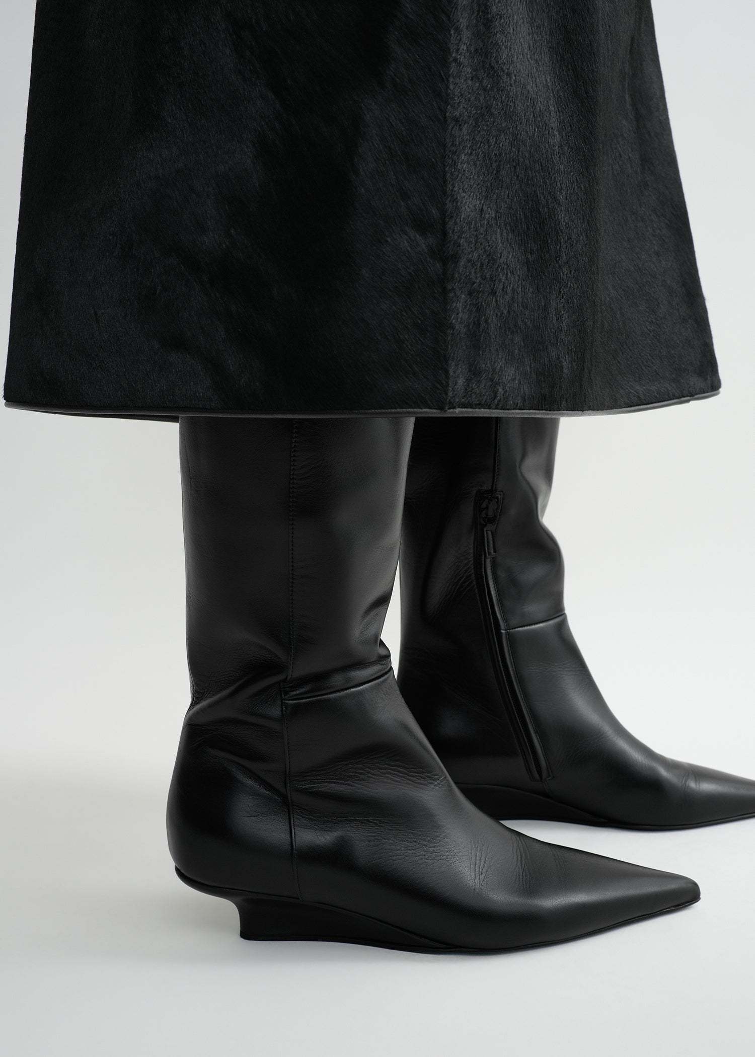 Totême Toteme Women Sharp Knee-high Leather Boots In Black