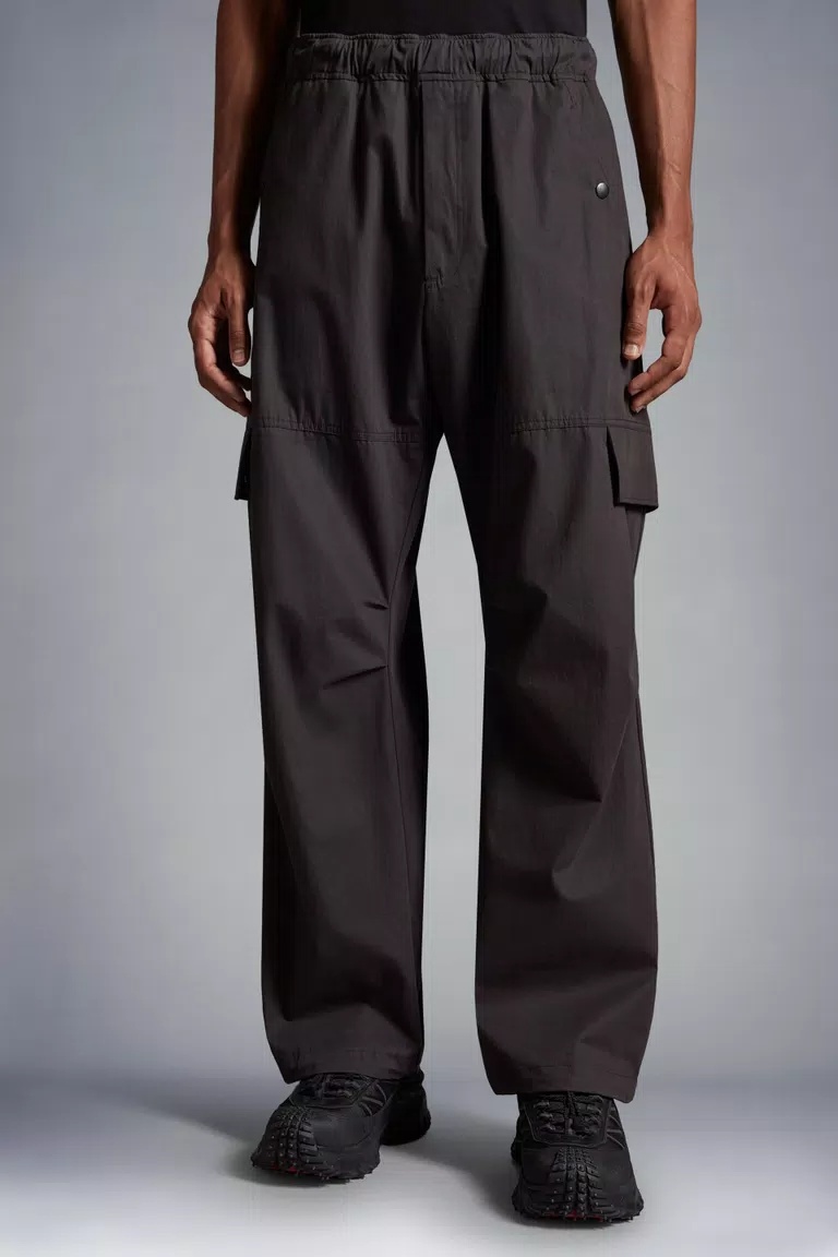 Moncler Logo-patch Cotton Cargo Trousers In Black