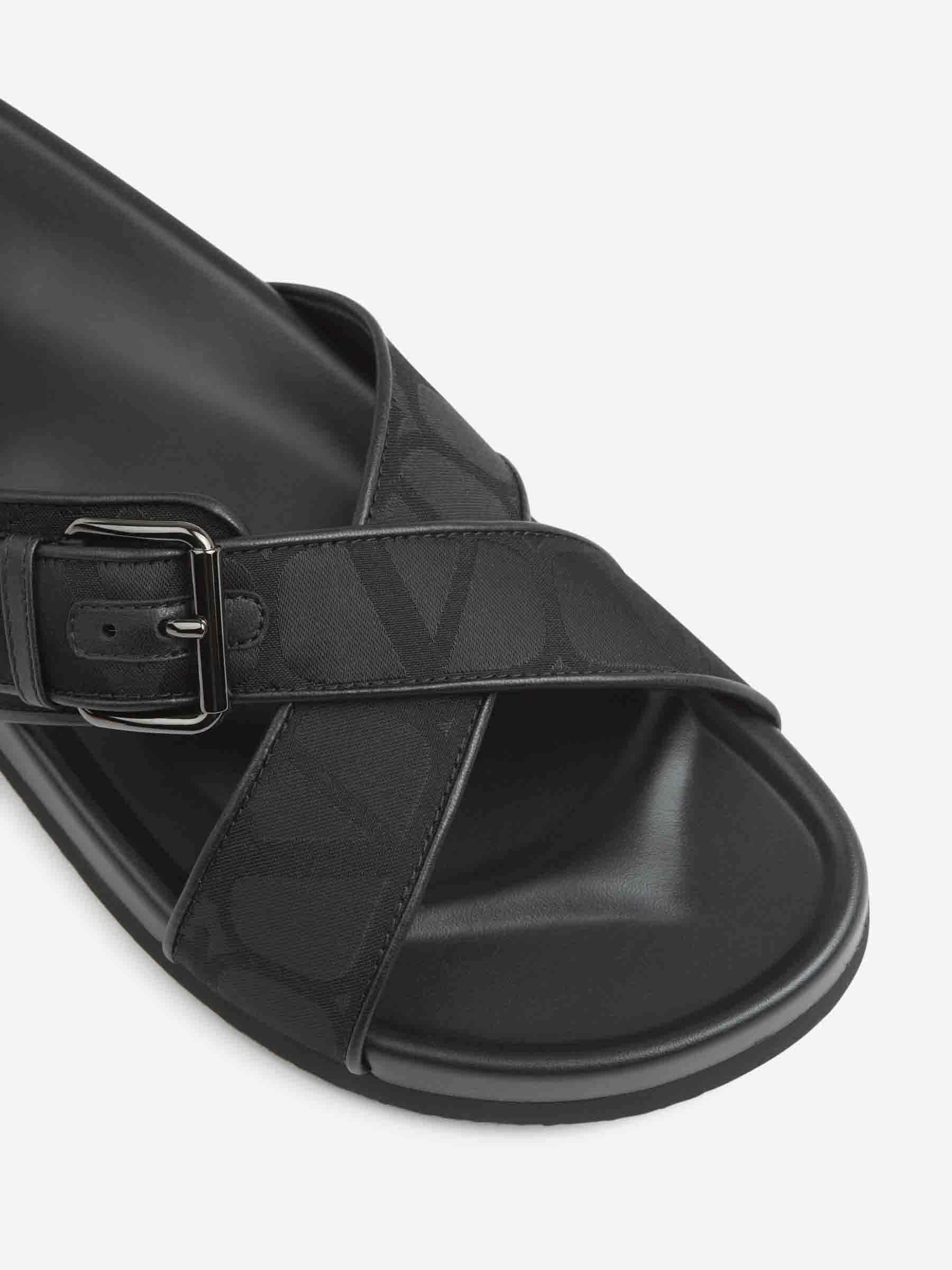 Valentino Garavani Logo Print Flip Flops In Black