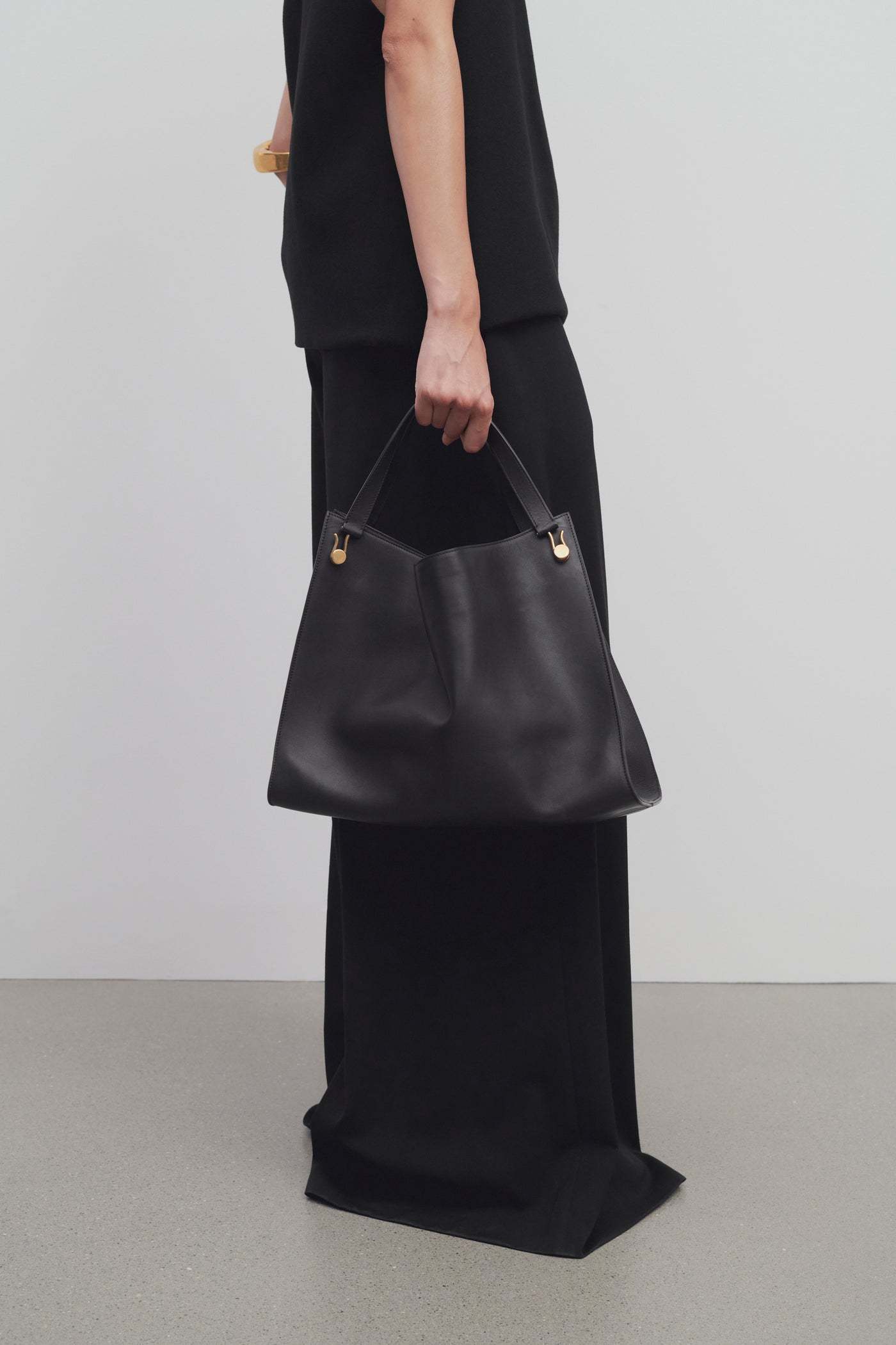 The Row Alexia Leather Handbag In Black