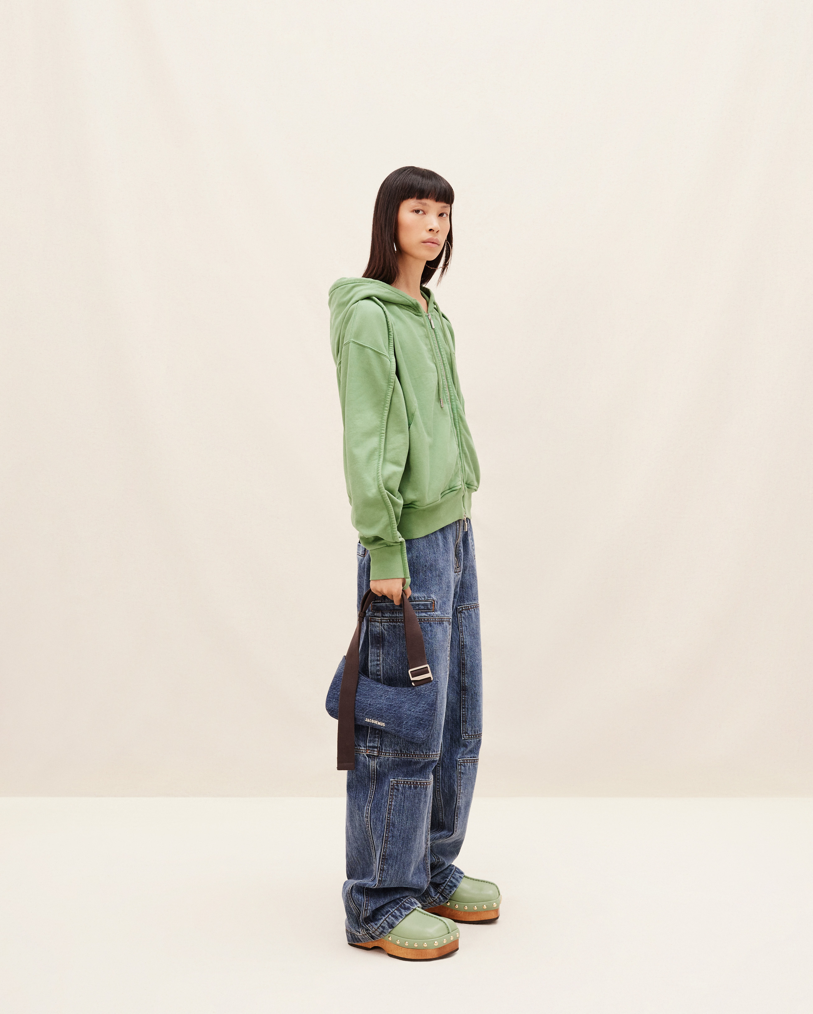 Jacquemus Zipped Clay Logo Sweatshirt In Green