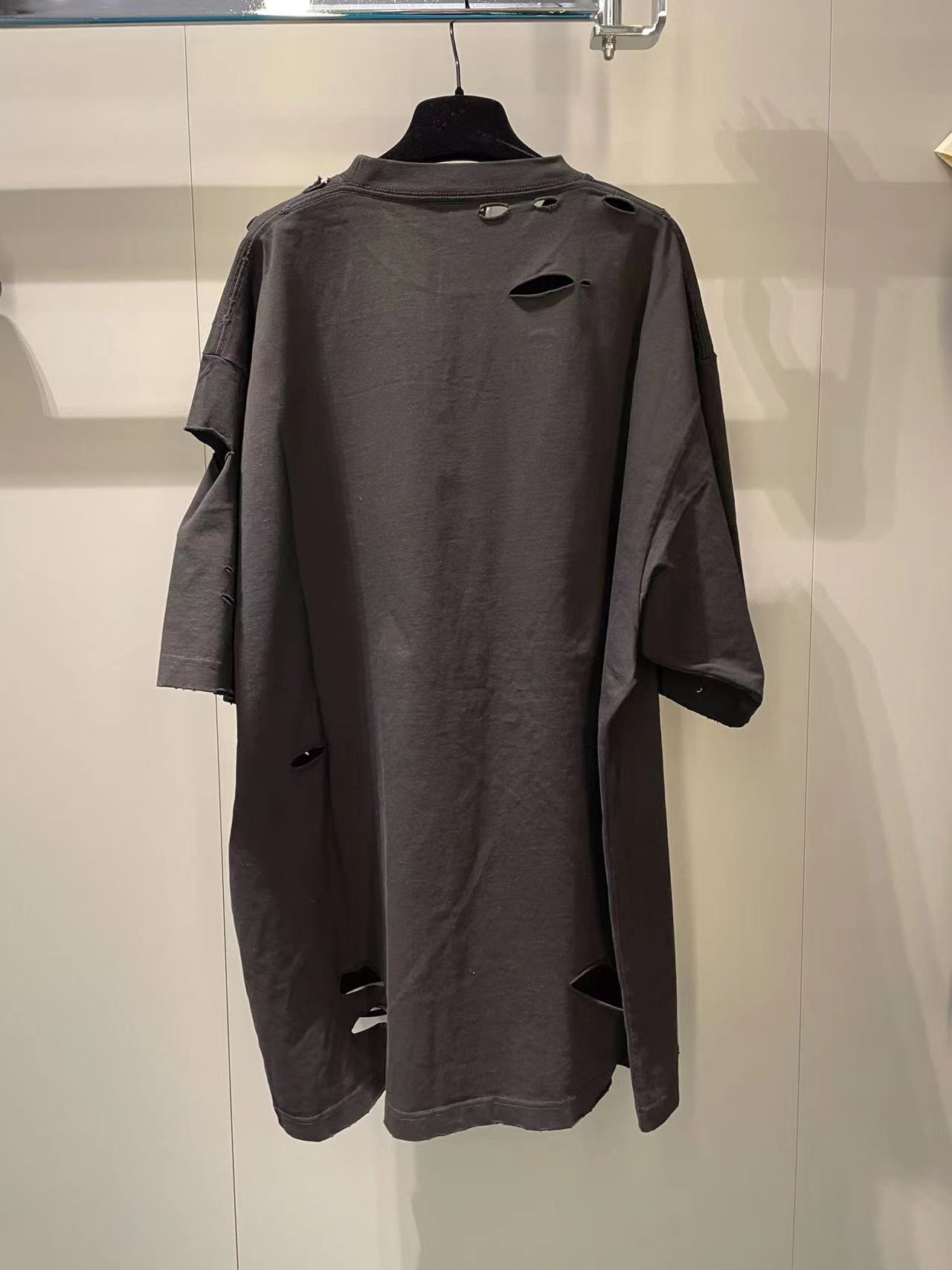 BALENCIAGA T-SHIRT CAPS BOXY FIT DA DONNA IN NERO