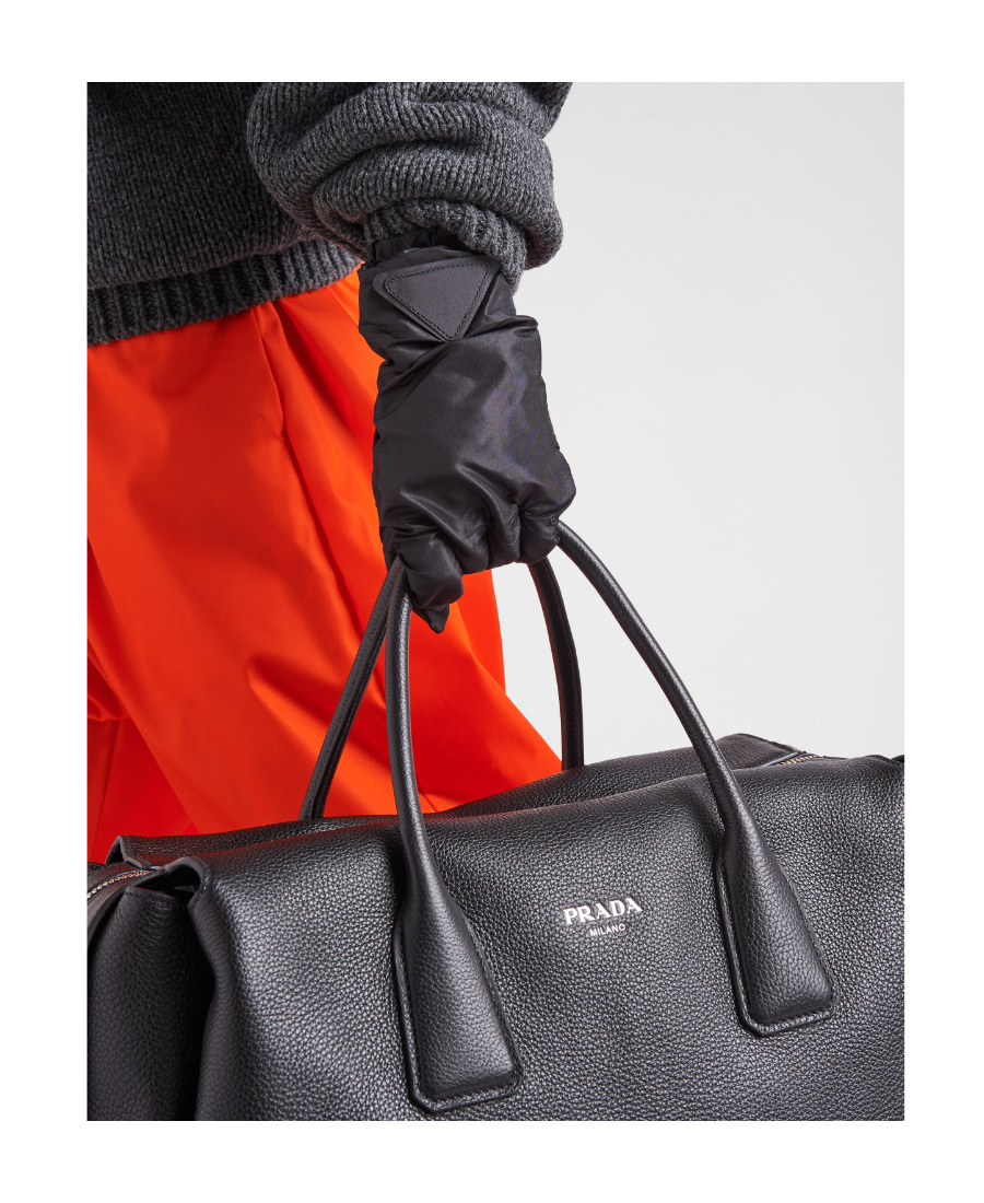 Prada Triangle-patch Re-nylon Gloves In Black