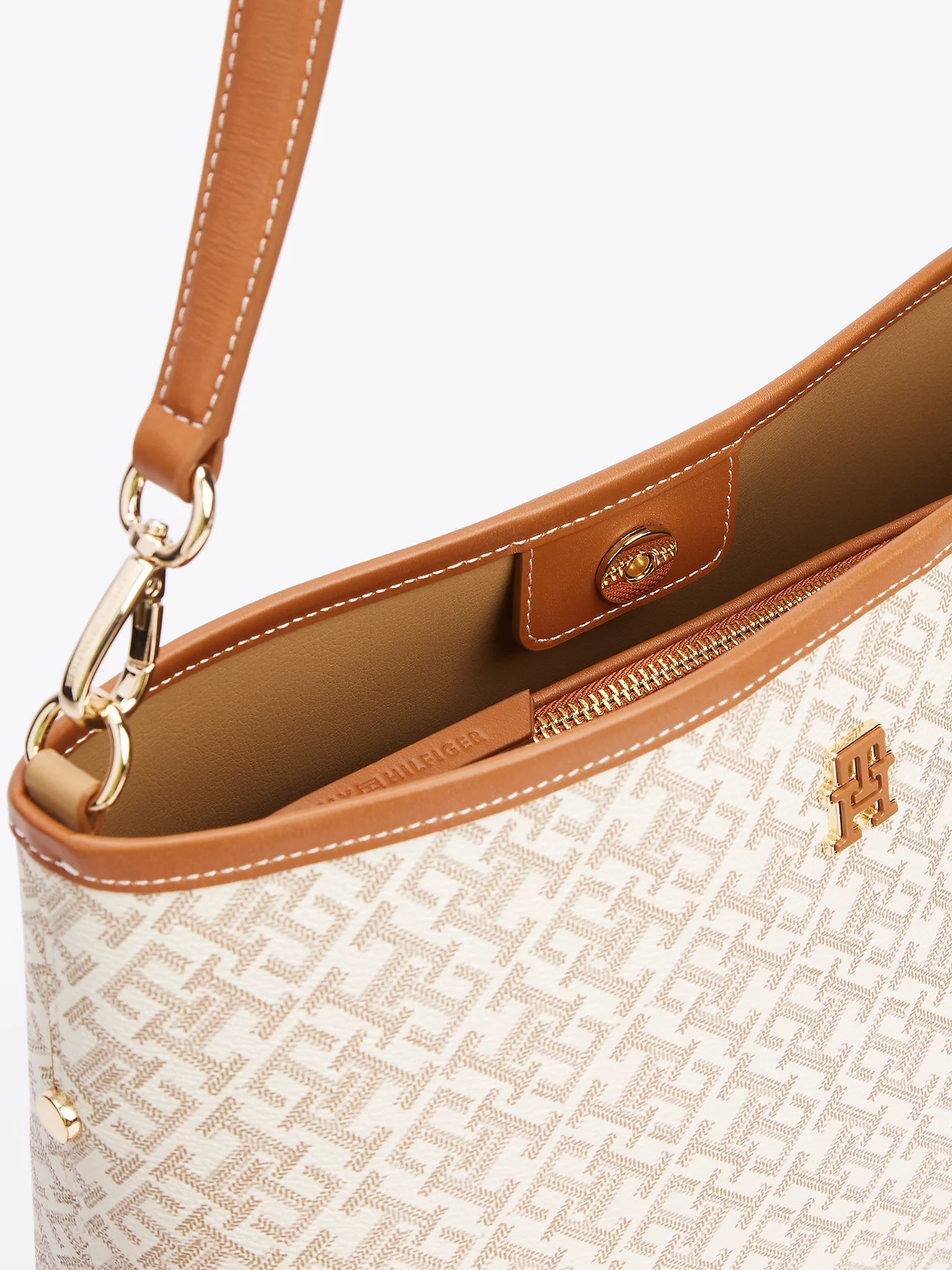 Tommy Hilfiger Th Monoplay Smooth Shoulder Bag In Nude