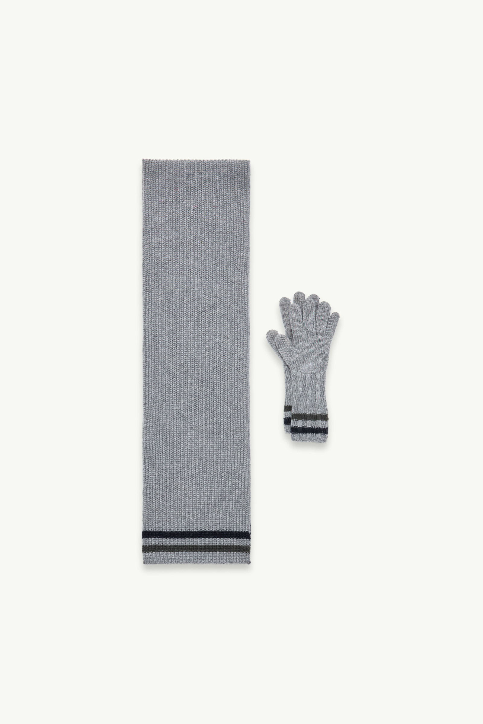 Moncler Gloves And Scarf Set In Gray