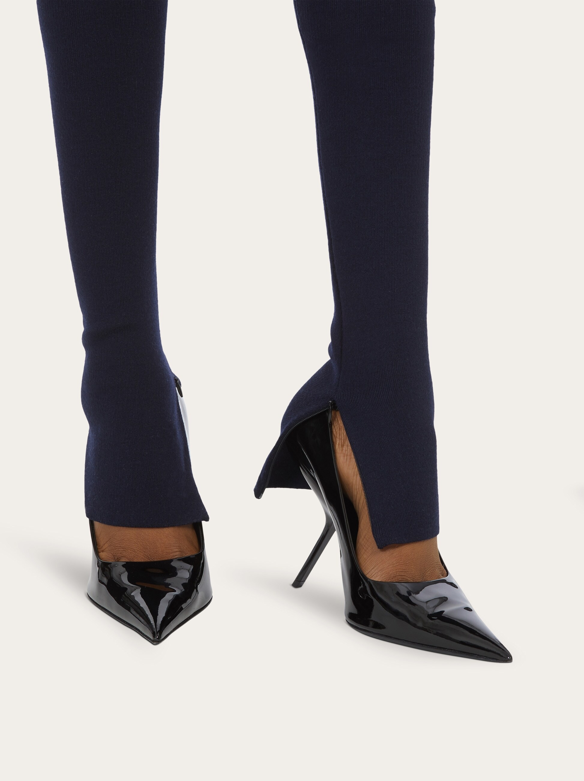 Ferragamo Logo-plaque Knitted Leggings In Black
