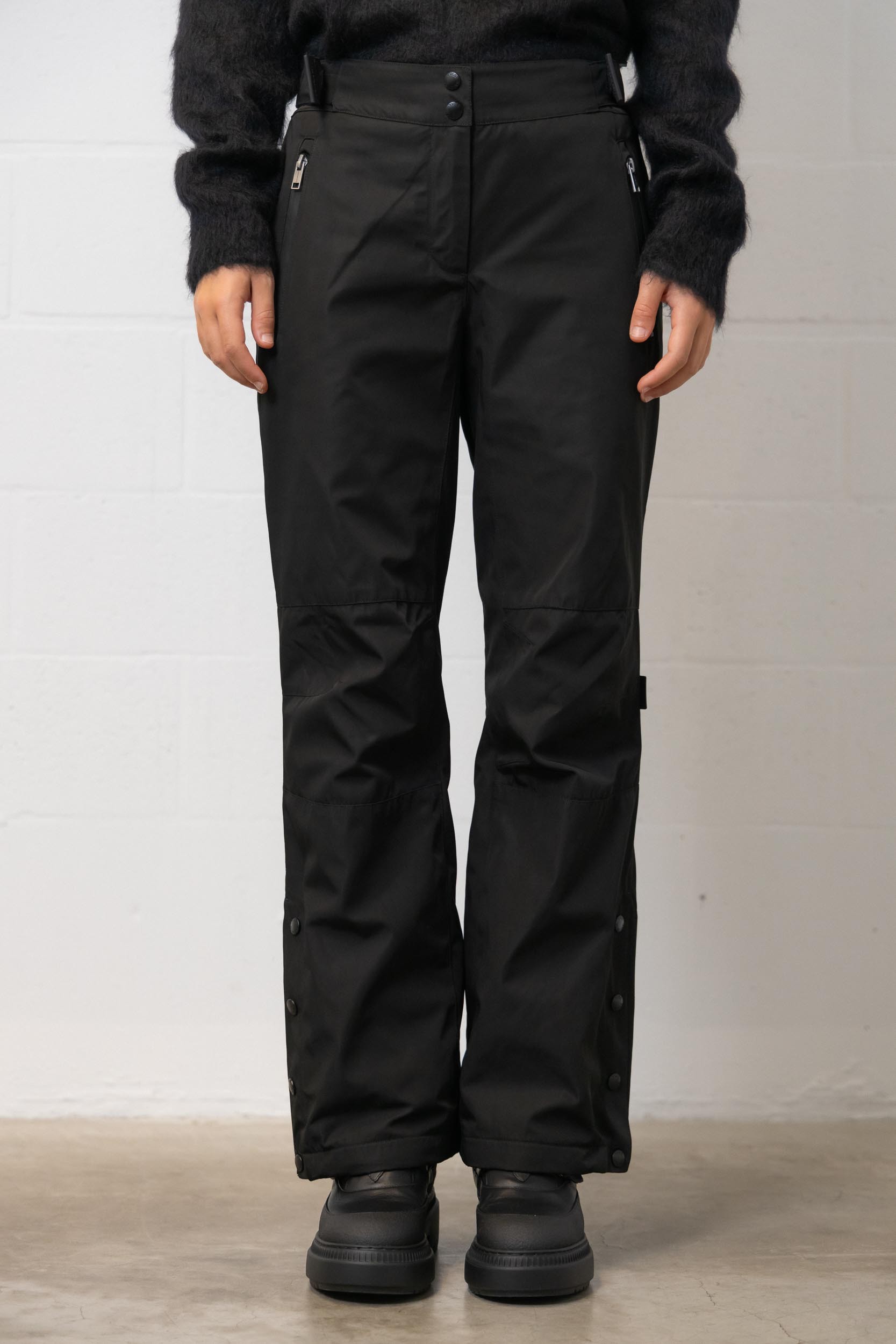 Yves Salomon Button Open And Close Casual Pants In Black
