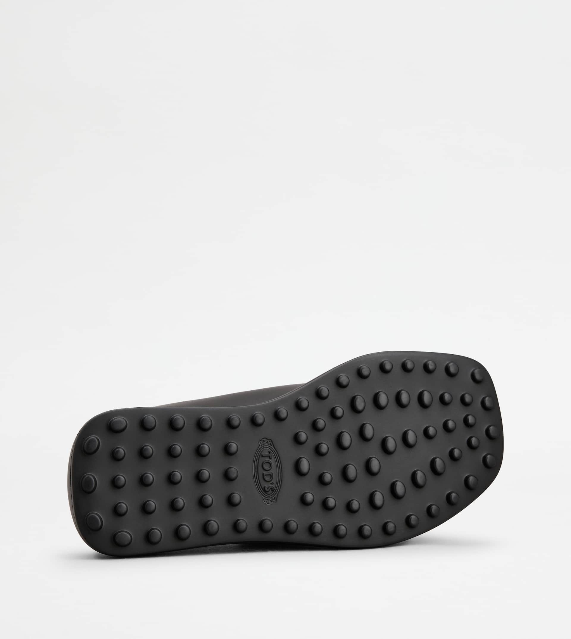 Tod's Logo Sandals In Black