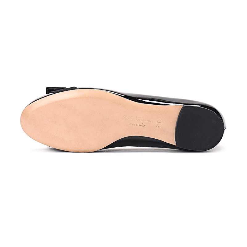 Ferragamo Varina Bow-embellished Patent-leather Ballet Flats In Black
