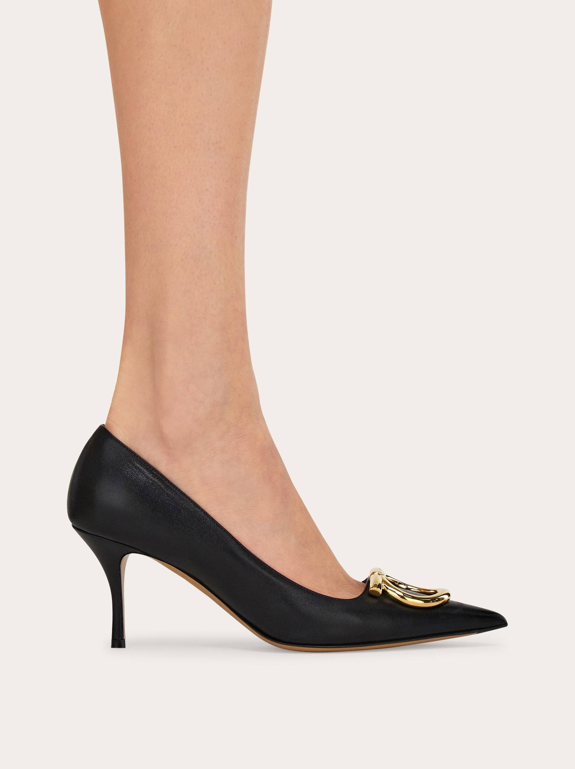 Ferragamo Escarpin Décolleté Maxi Gancini Noir Taille 41 In Black