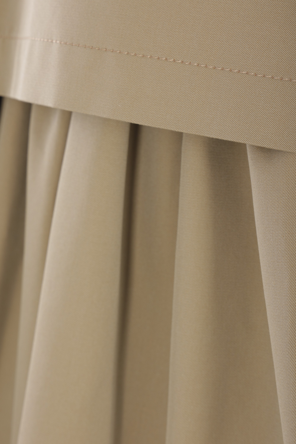 Undercover Pleated Trench Coat In Nude