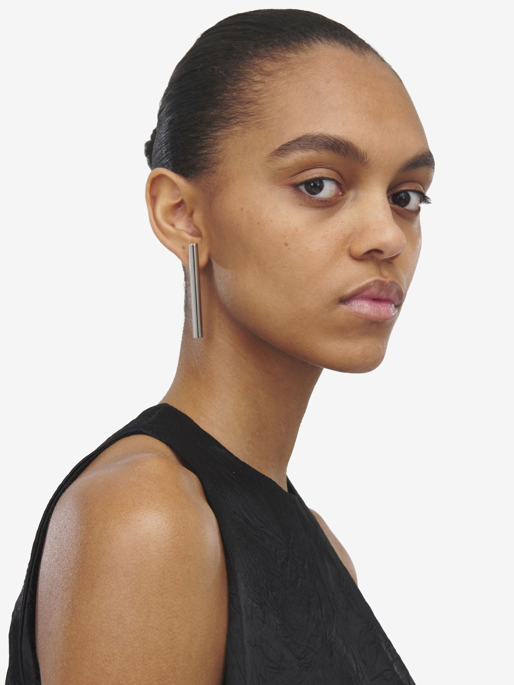 Alexander Mcqueen Mcqueen Crossbar Linear Drop Earrings In Gray