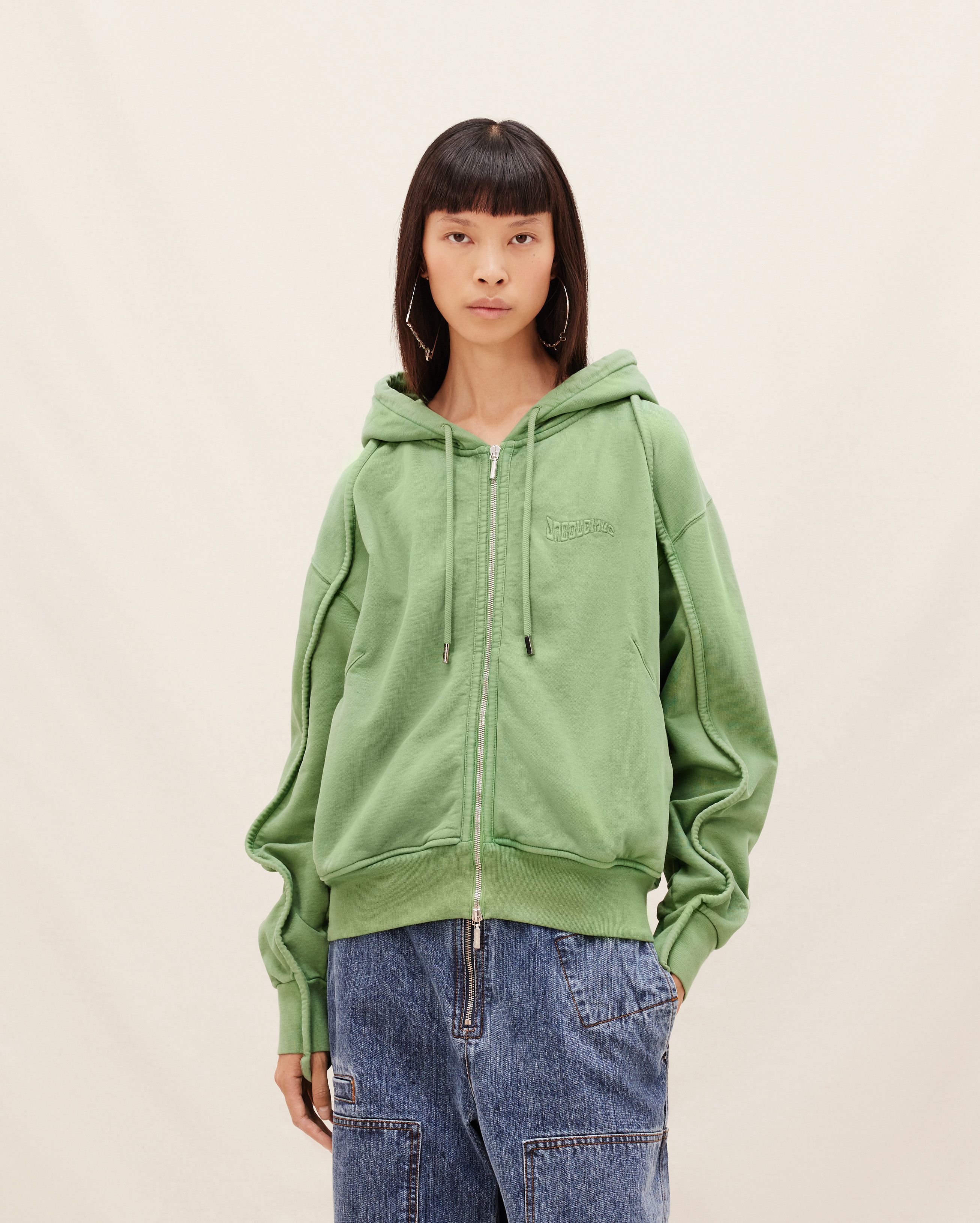 Jacquemus Zipped Clay Logo Sweatshirt In Green
