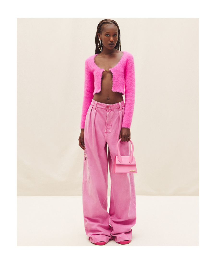 Jacquemus Gold Toned Logo Charm Cropped Cardigan In Pink
