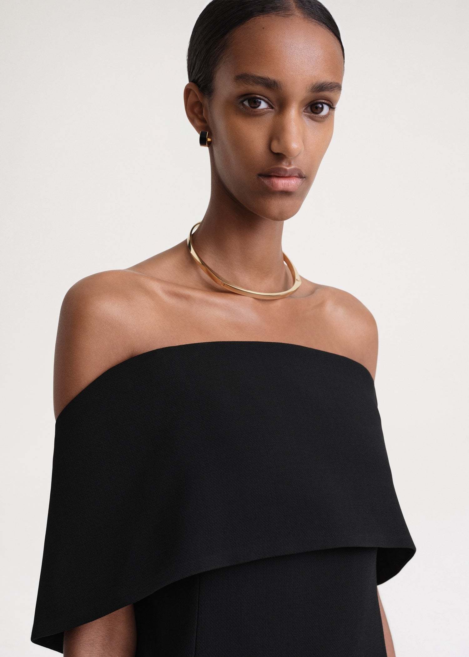 Totême Bare Shoulder Design To Wipe The Chest In Black