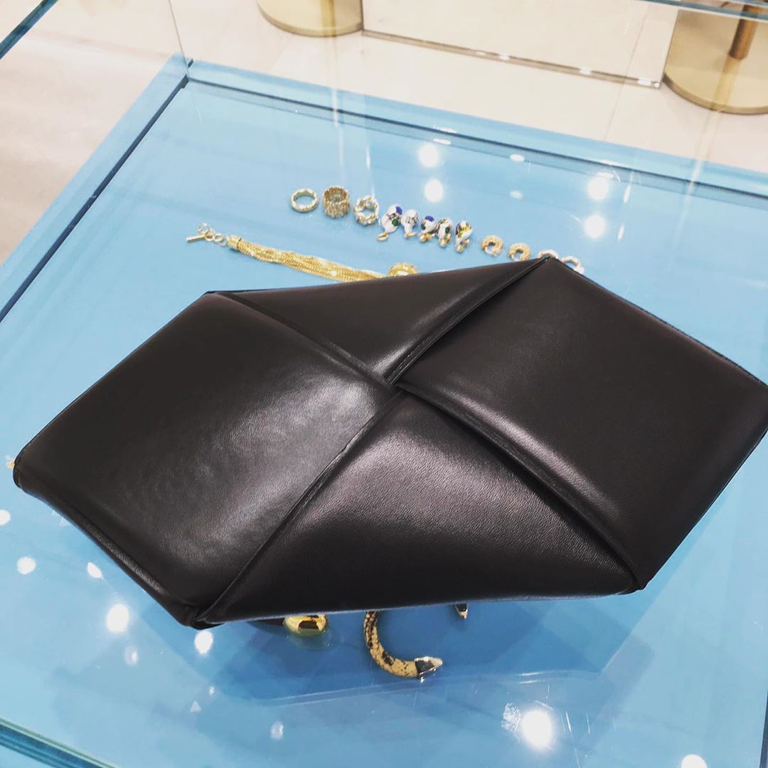 Bottega Veneta Intrecciato Zipped Clutch In Black