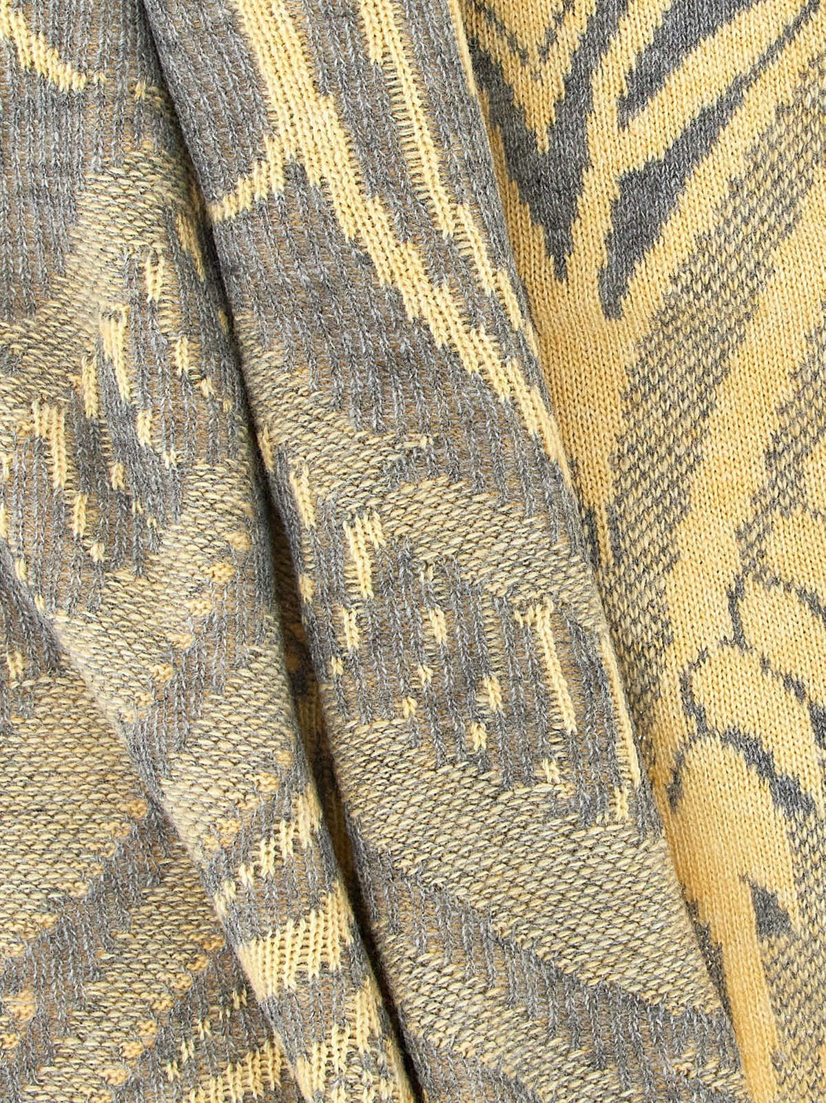 Etro Baroque Pattern Jacquard Scarf In Nude