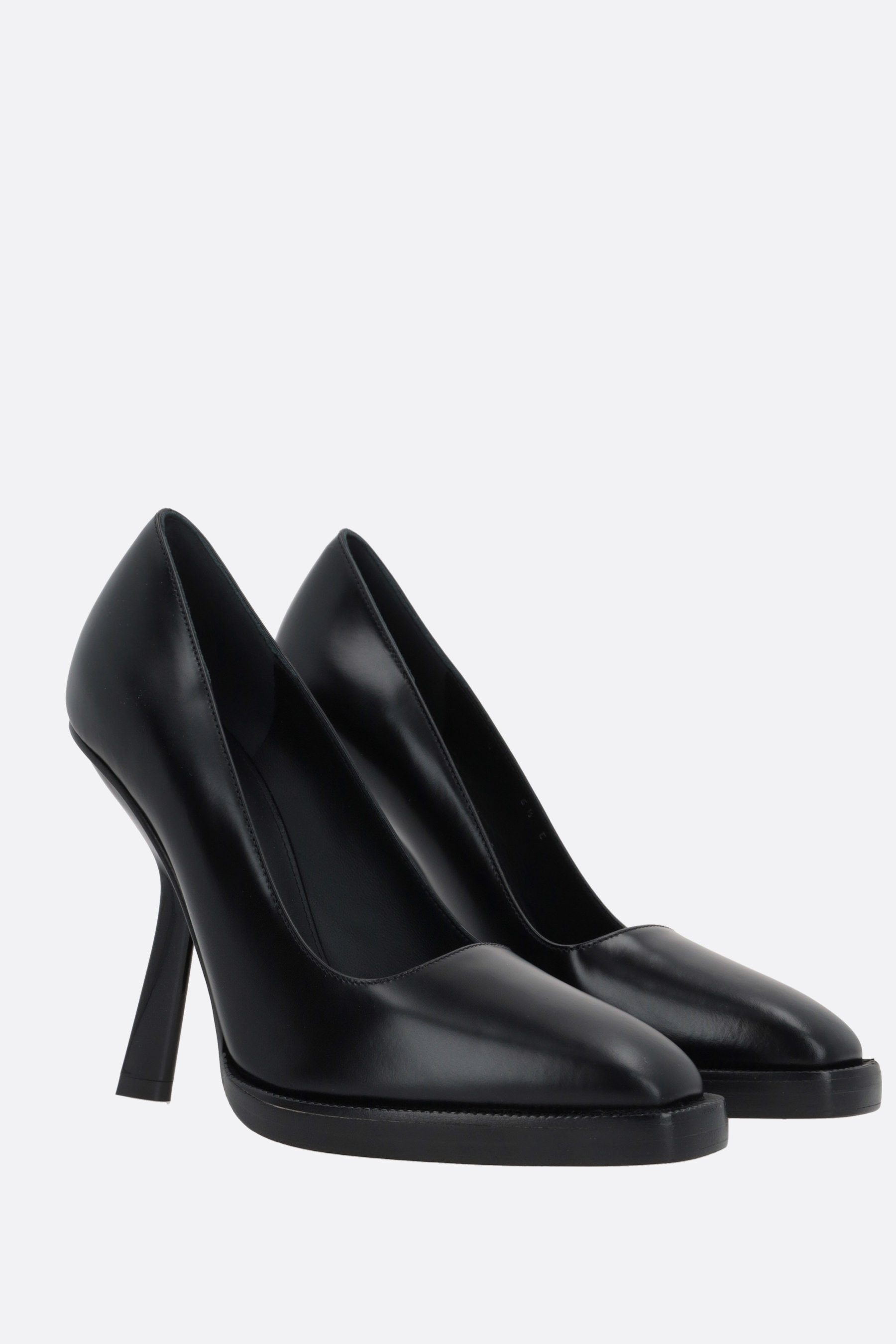 Ferragamo Black Leather Anser X5 Pumps In Black