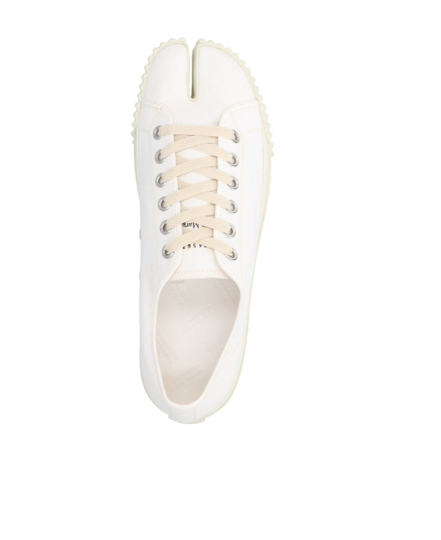 Maison Margiela Minimalist White Low-top Sneakers With Split-toe Design In Animal Print