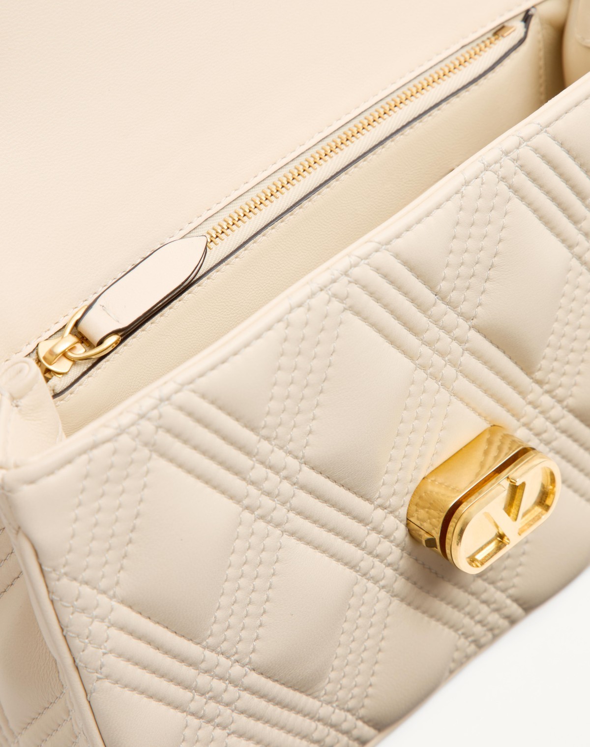 Valentino Quiltie 67 Medium Shoulder Bag In Quilted Nappa Leather In Nude