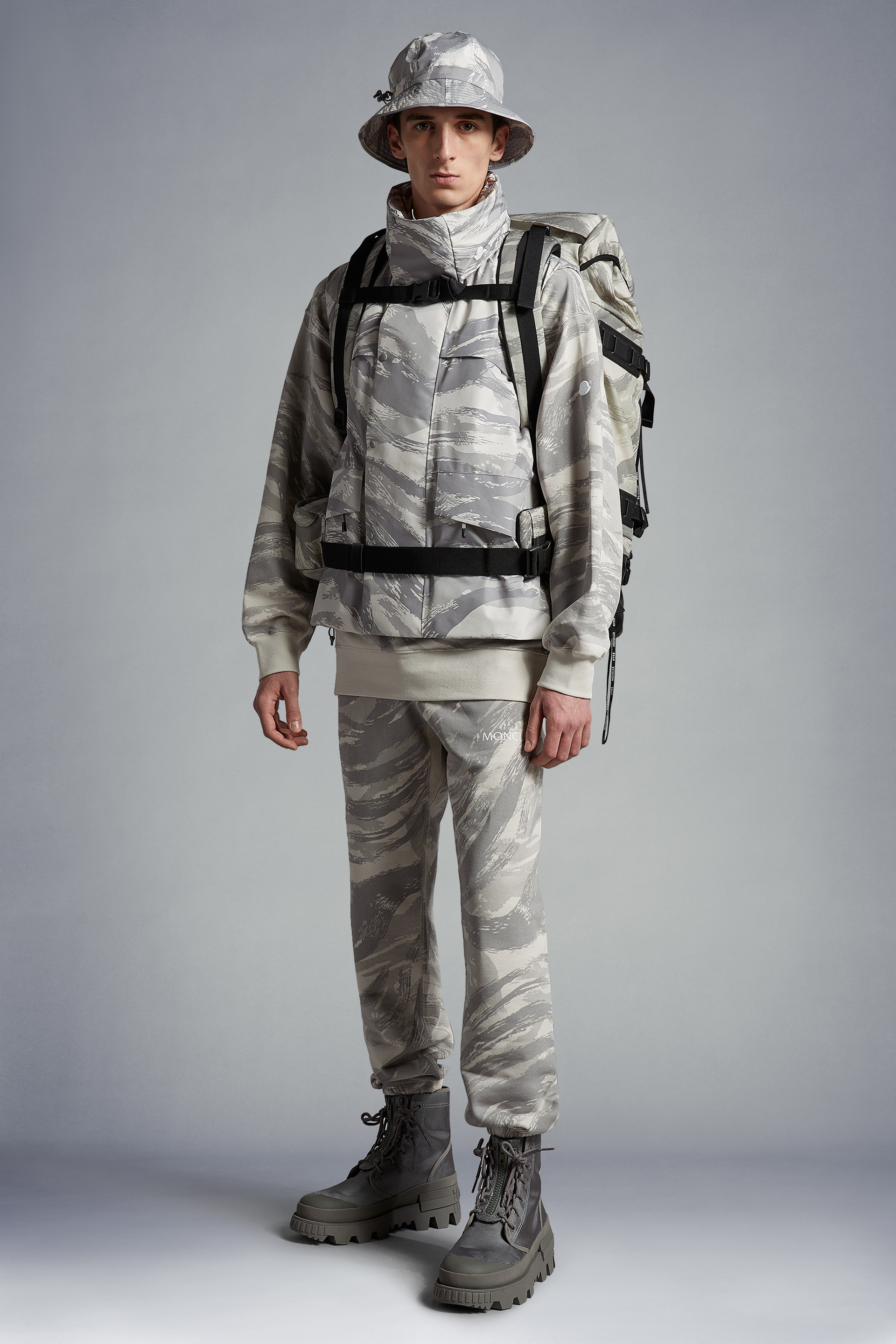 Moncler Logo Sweatpants In Gray