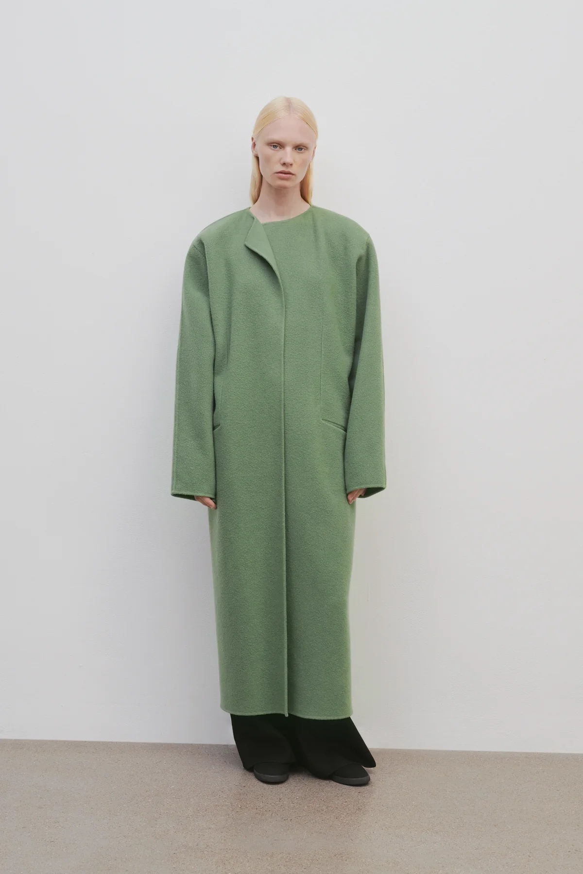The Row Priske Cashmere Coat In Fern Green