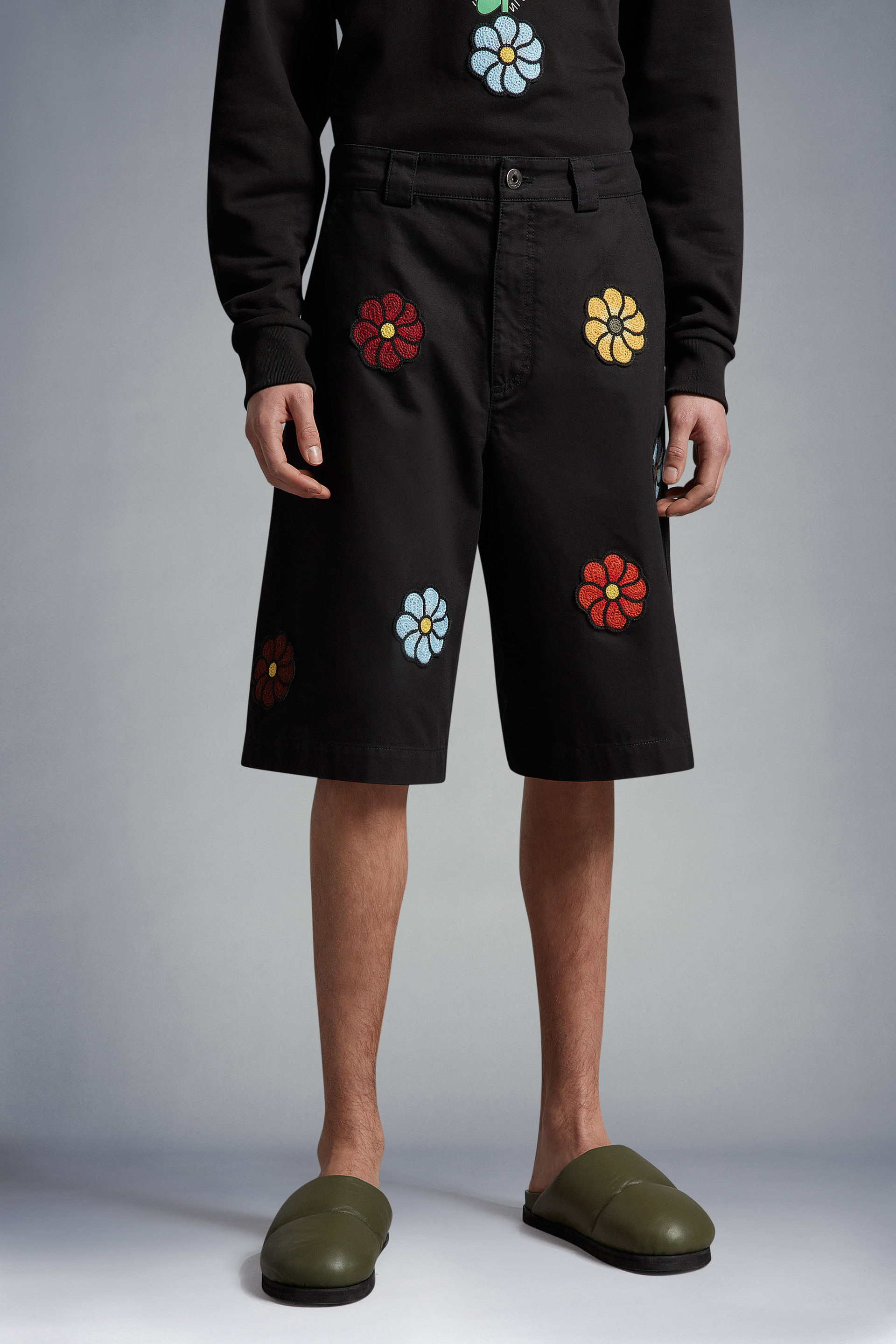 Moncler X Jw Anderson Flower Patch Shorts In Black