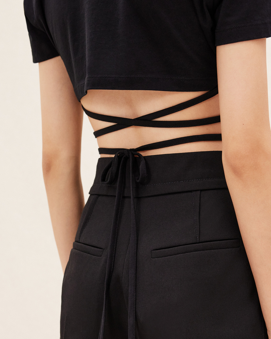 Jacquemus Wraparound Cropped T-shirt In Black
