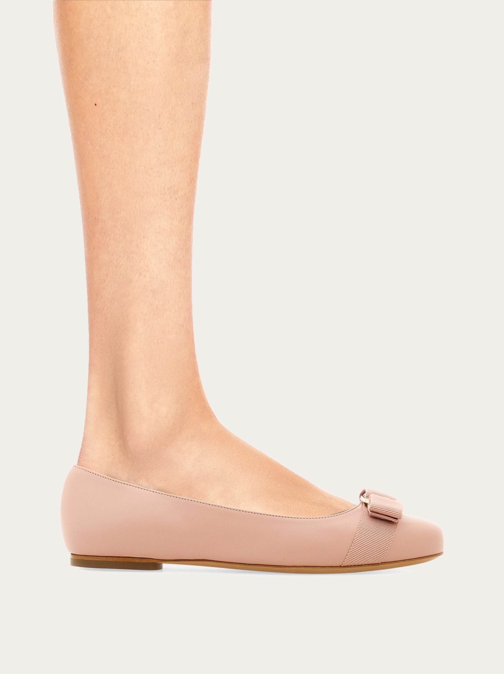 Ferragamo Varina Bow-detailed Patent-leather Ballet Flats In Nude