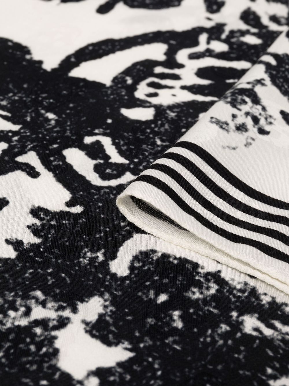 Alexander Mcqueen Skeleton Print Scarf In White