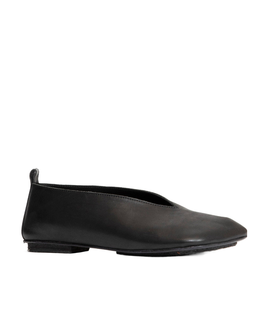 Shop Uma Wang Asymmetric-toe Leather Ballerinas In Black