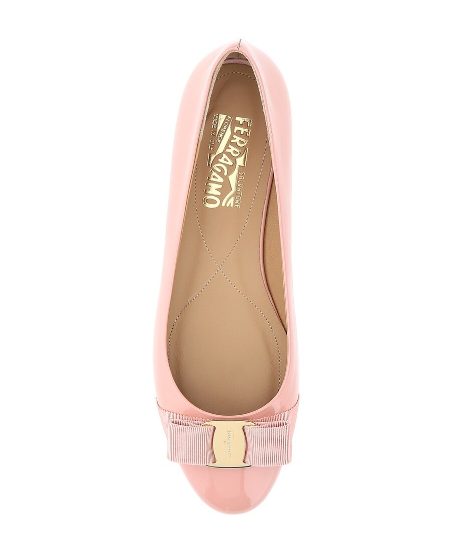 Ferragamo Varina Bow-detailed Patent-leather Ballet Flats In Nude