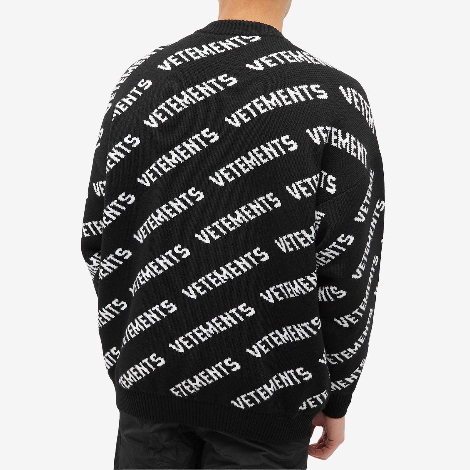 Vetements Long-sleeved Round-neck Sweater In Black