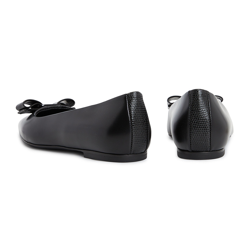 Ferragamo Salvatore  Ballerina Flats With Luxurious Lambskin Upper And Signature Buckle Detail In Black