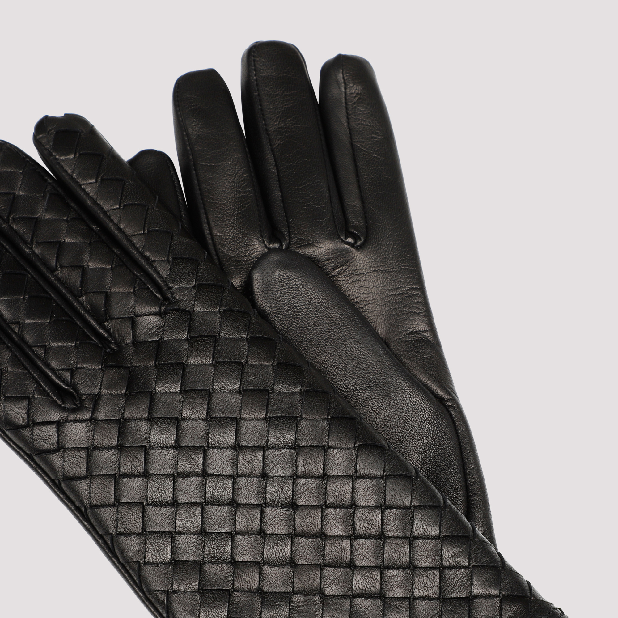 Bottega Veneta Intreciato Knitted Leather Gloves In Black