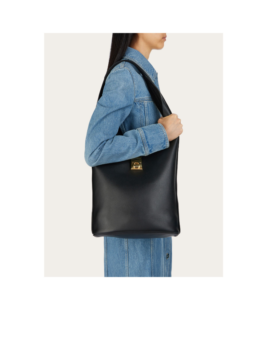 Ferragamo Salvatore Gancini Buckle Large Shoulder Bag In Black