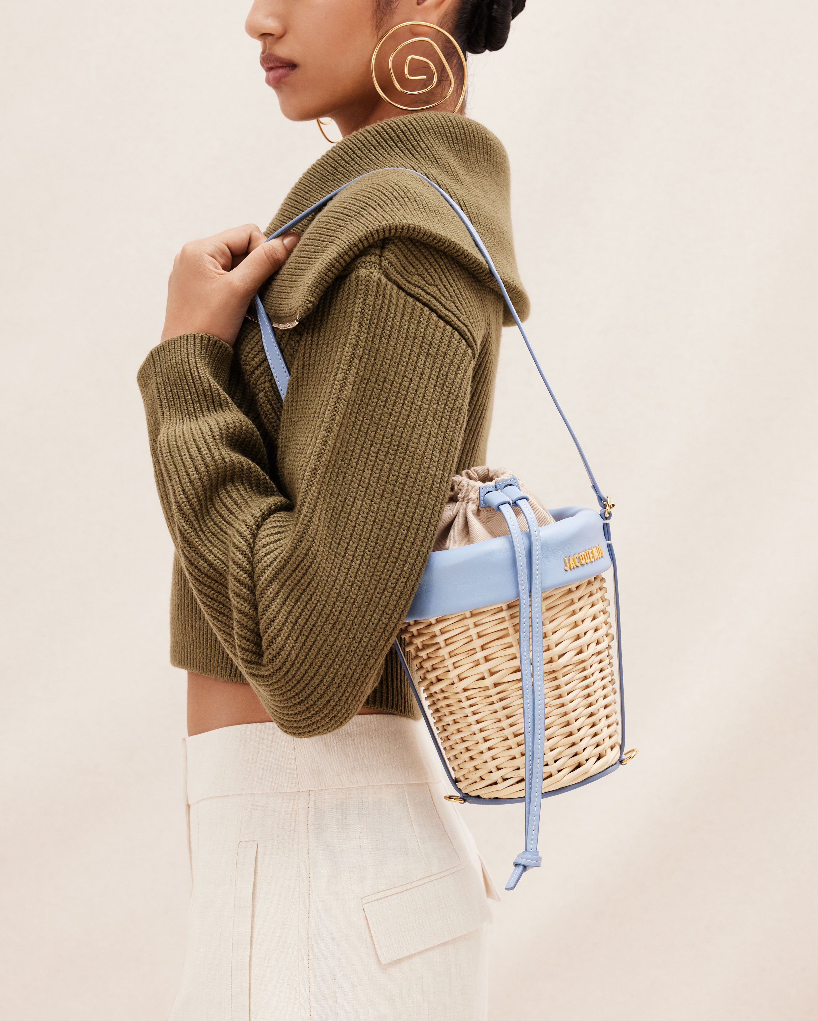 Jacquemus Logo-plaque Bucket Bag In Nude