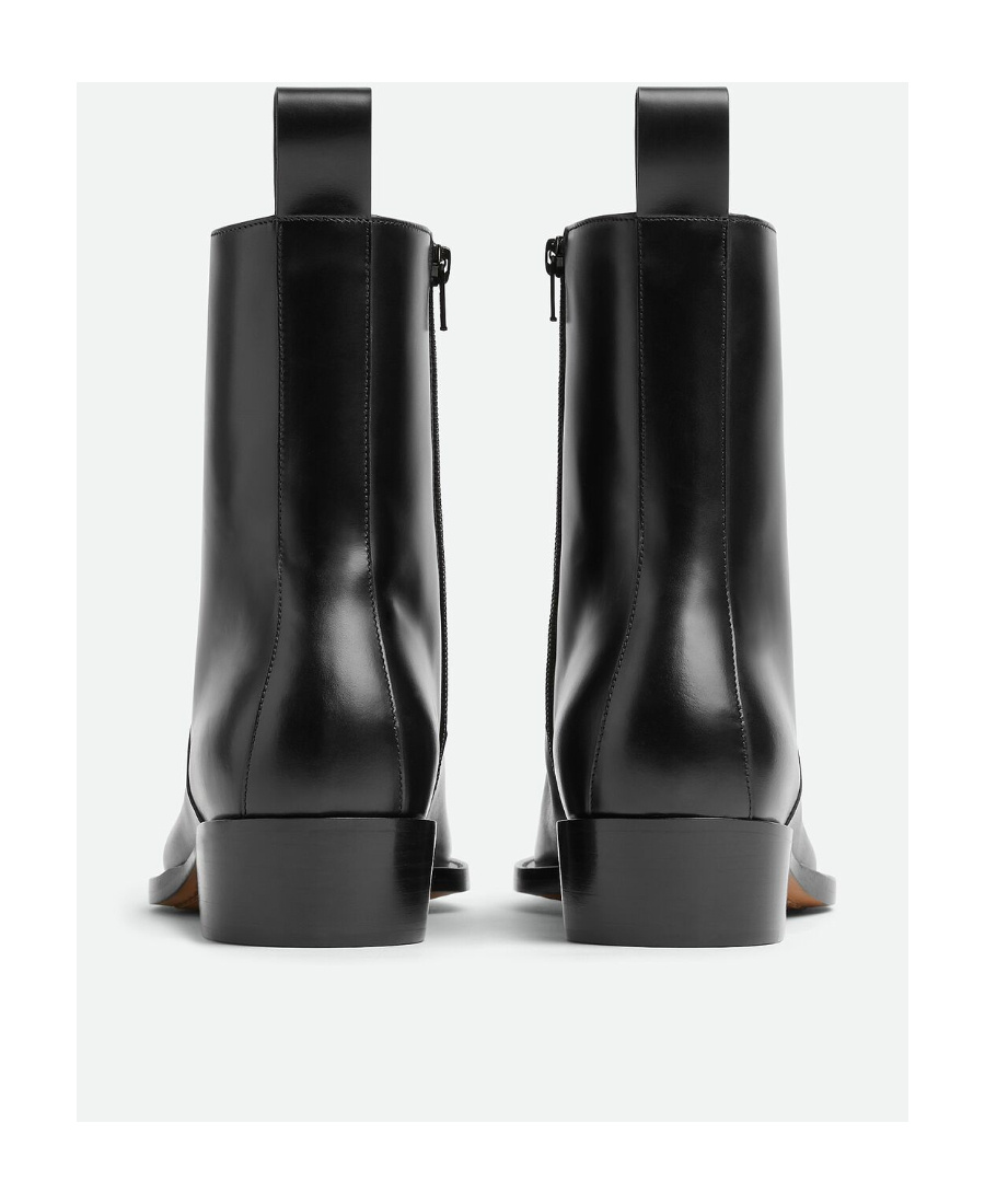 Bottega Veneta Pointed-toe Leather Boots In Black