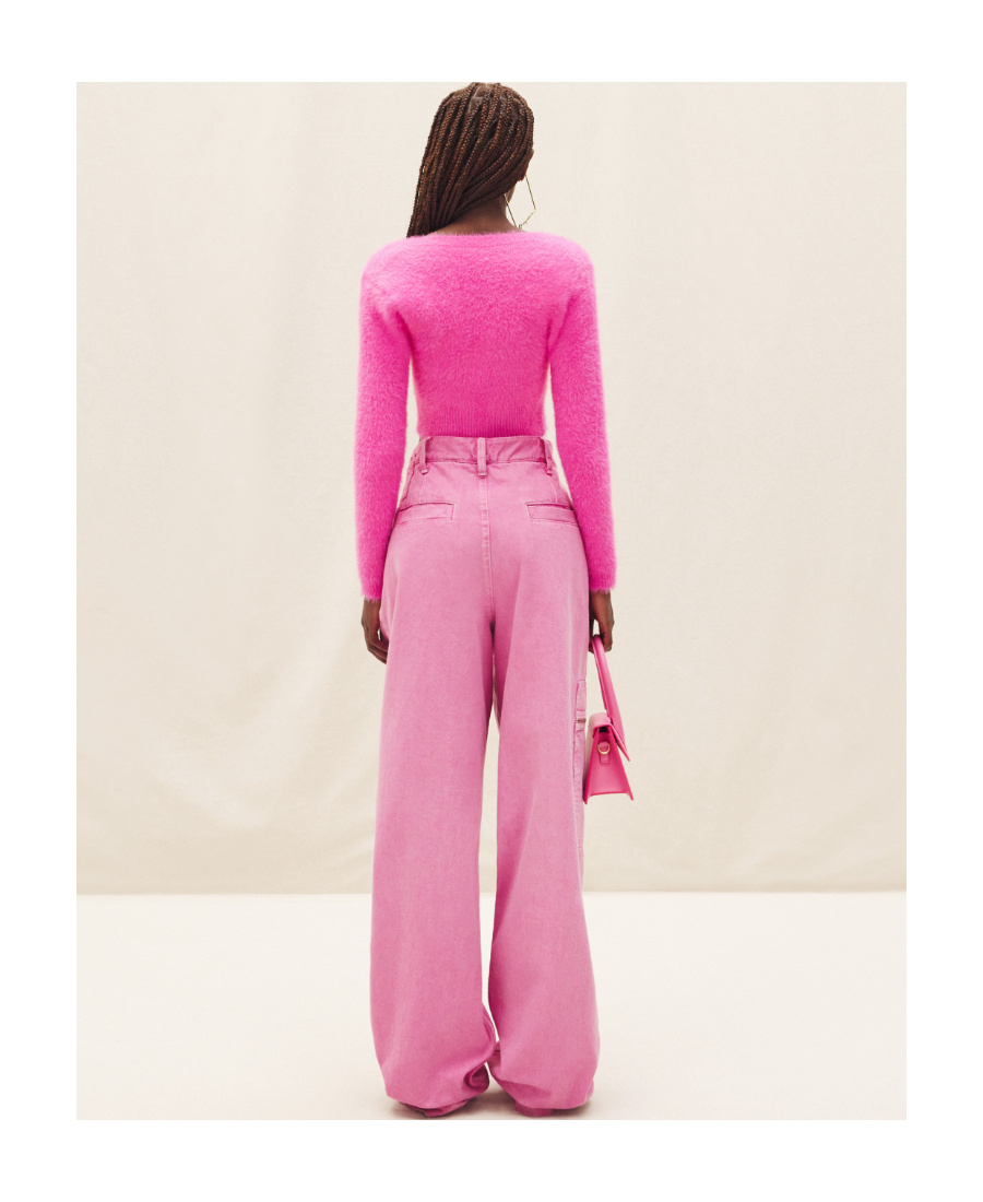 Jacquemus Gold Toned Logo Charm Cropped Cardigan In Pink