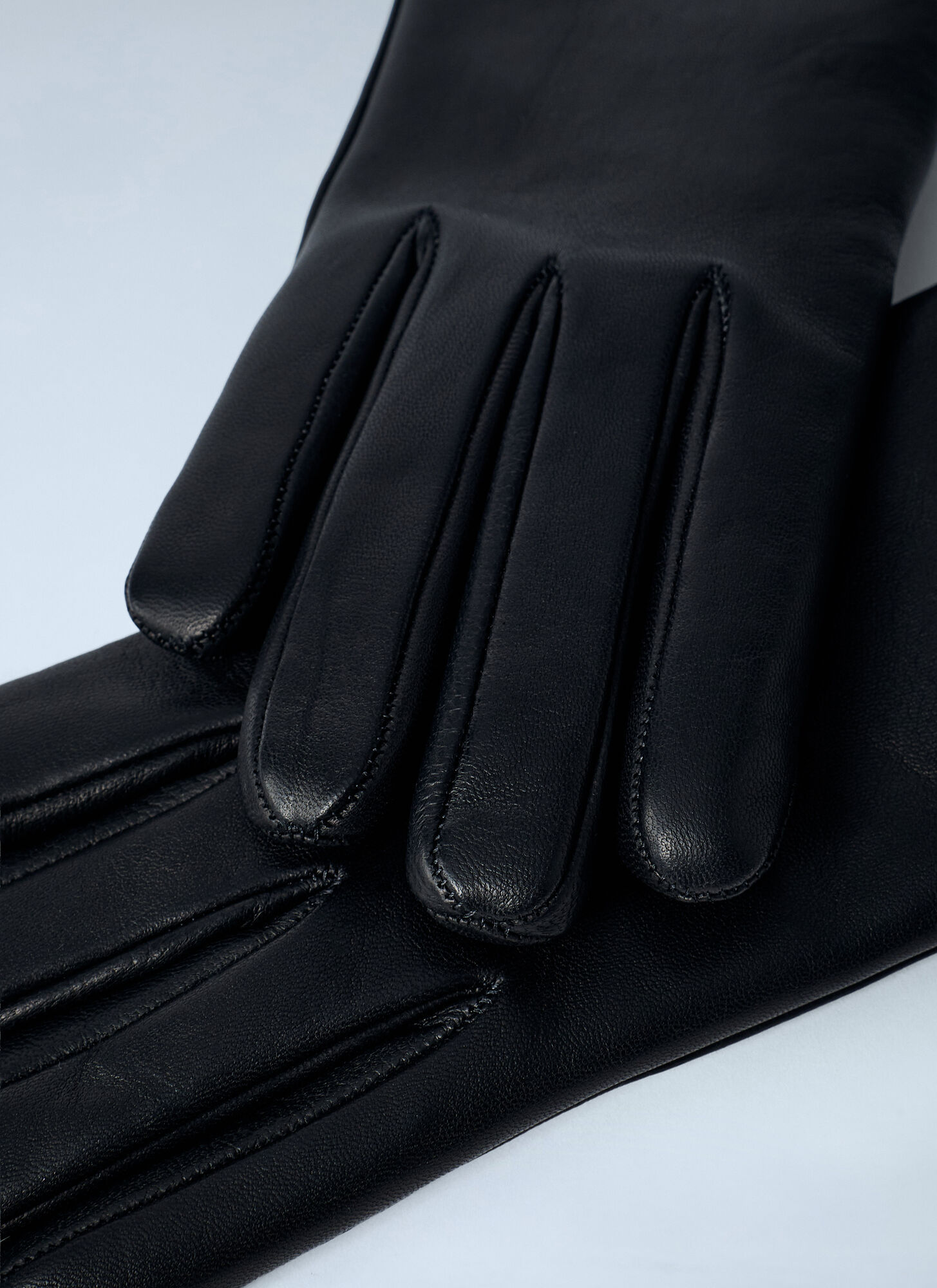 Gucci Logo Embossed Gloves In Black