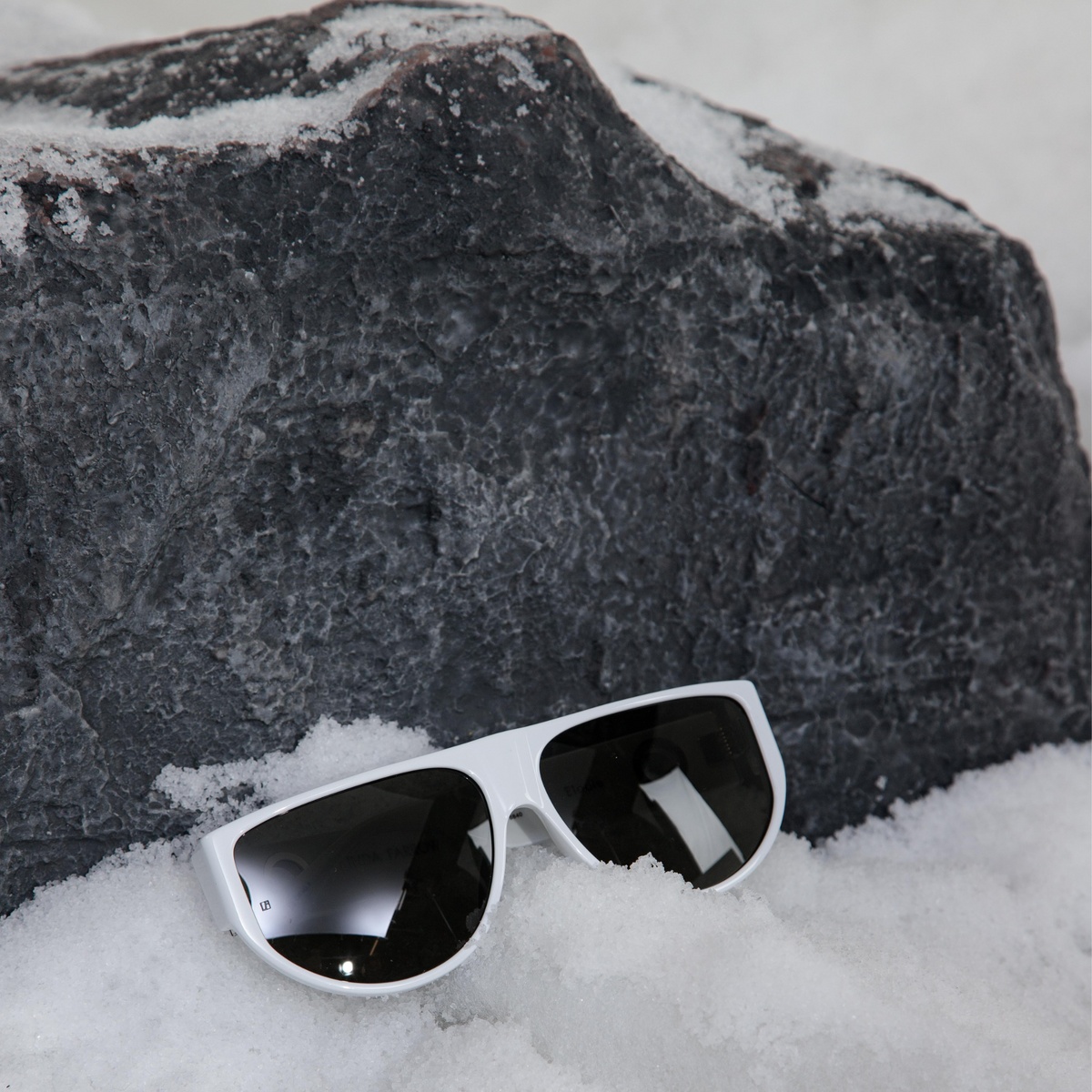 Linda Farrow Logo Sunglasses In Black