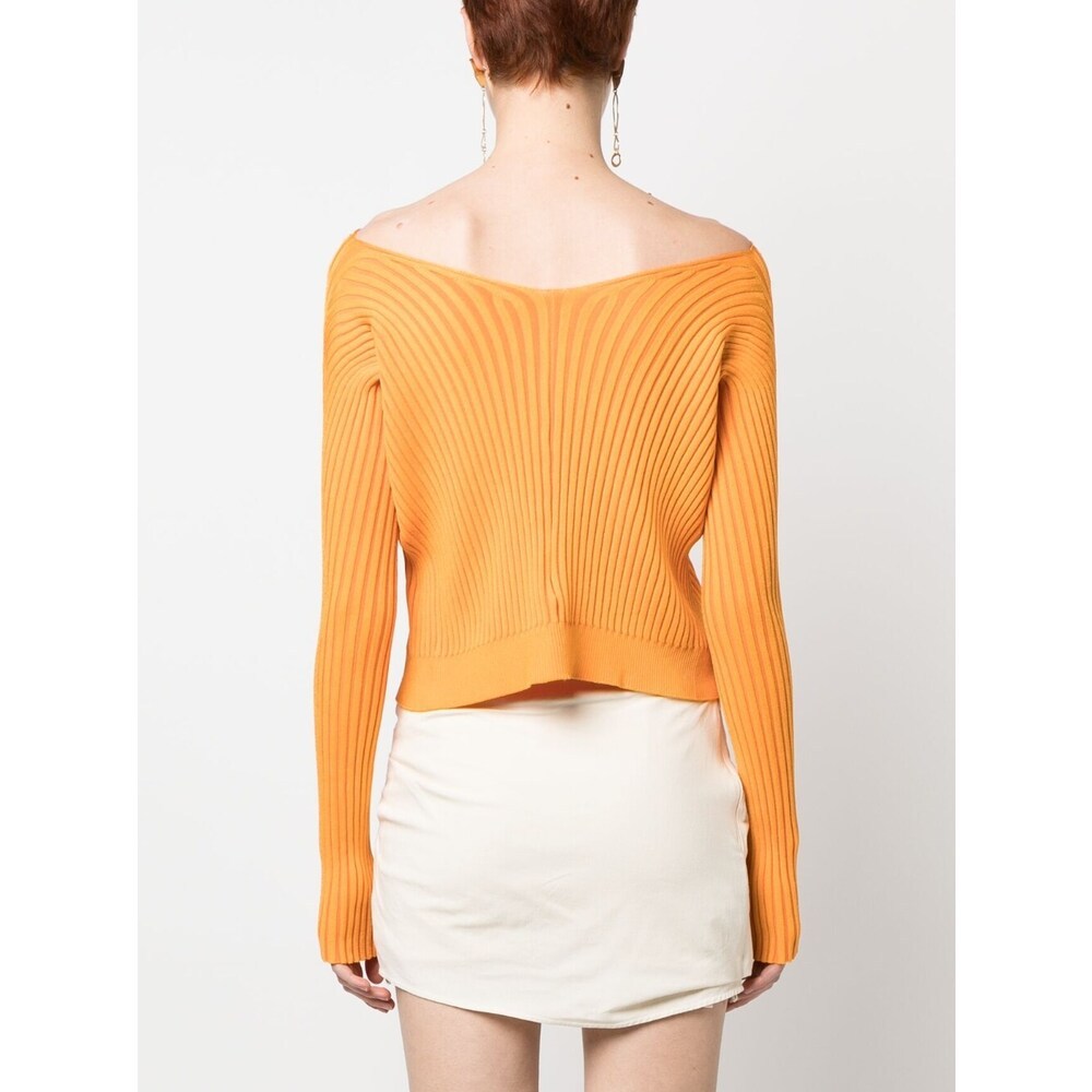 Jacquemus ‘pralu' Gold Toned Logo Charm Long Sleeve Cropped Cardigan In Orange