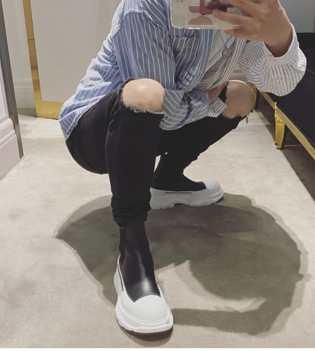 Alexander Mcqueen Round Toe Chelsea Ankle Boots In White