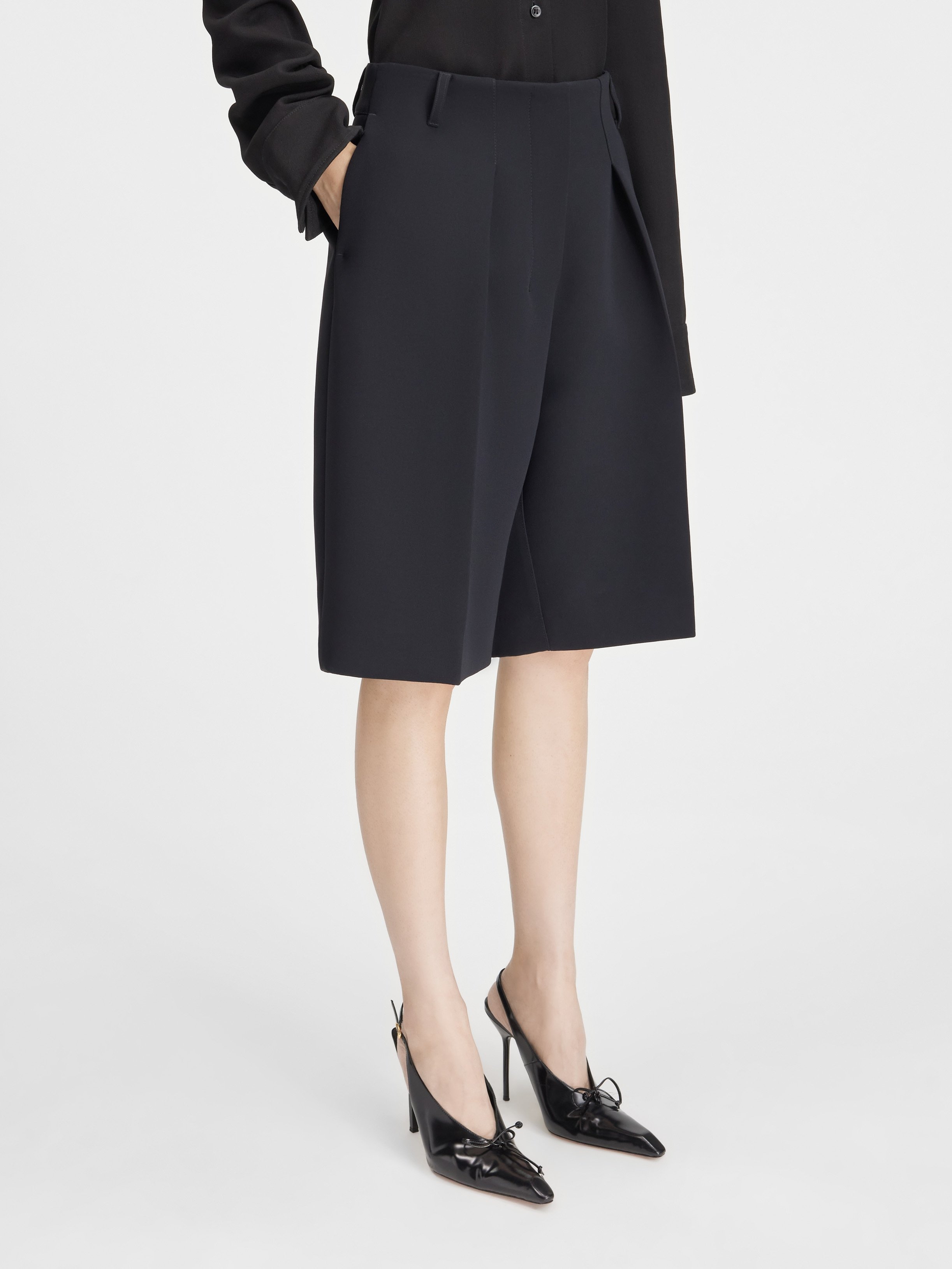 Jacquemus Curved Bermudas In Black