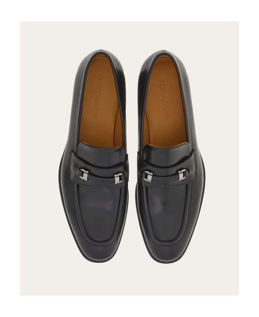 Ferragamo Salvatore Gancini Plaque Round Toe Loafers In Black