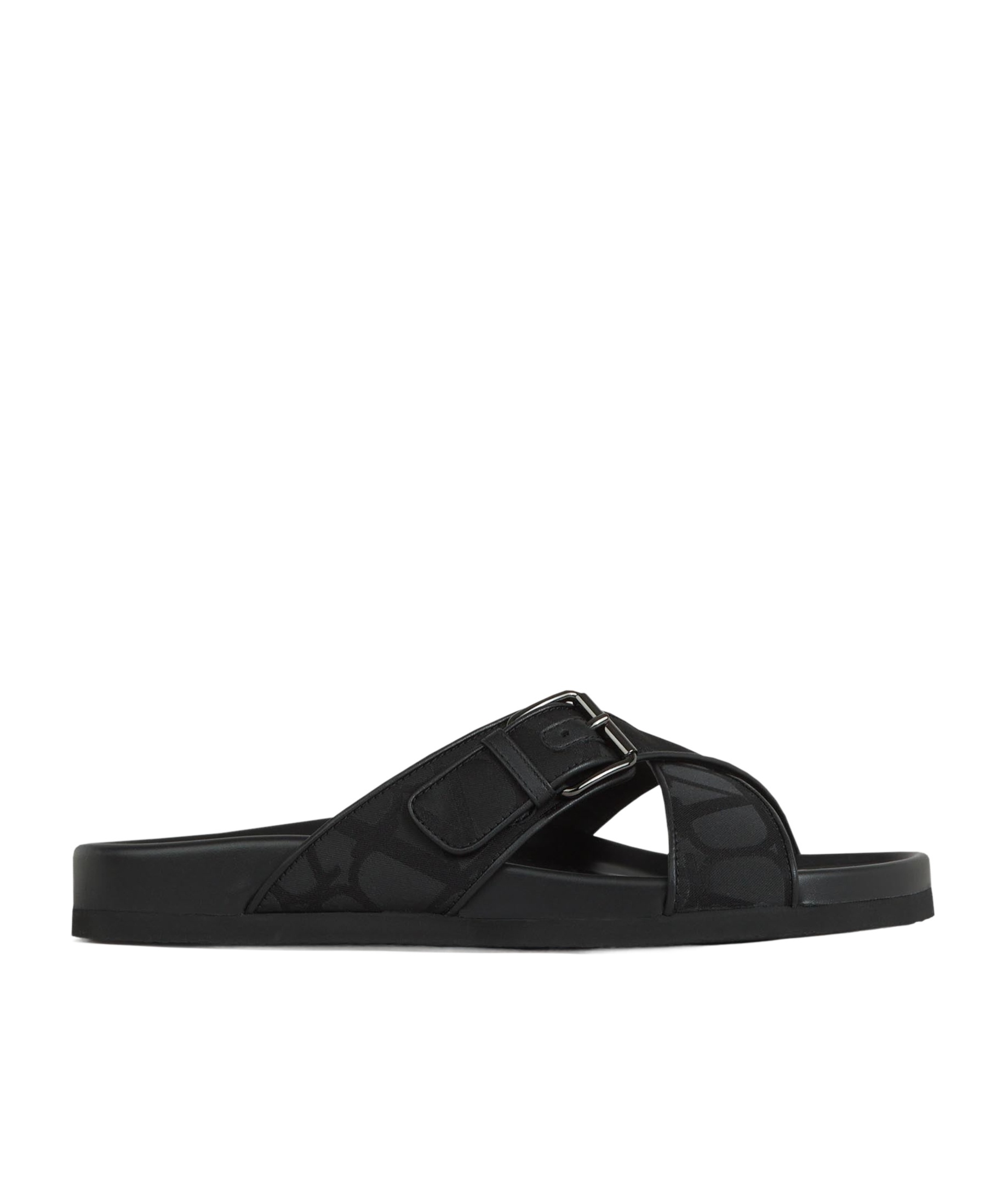 Valentino Garavani Logo Print Flip Flops In Black
