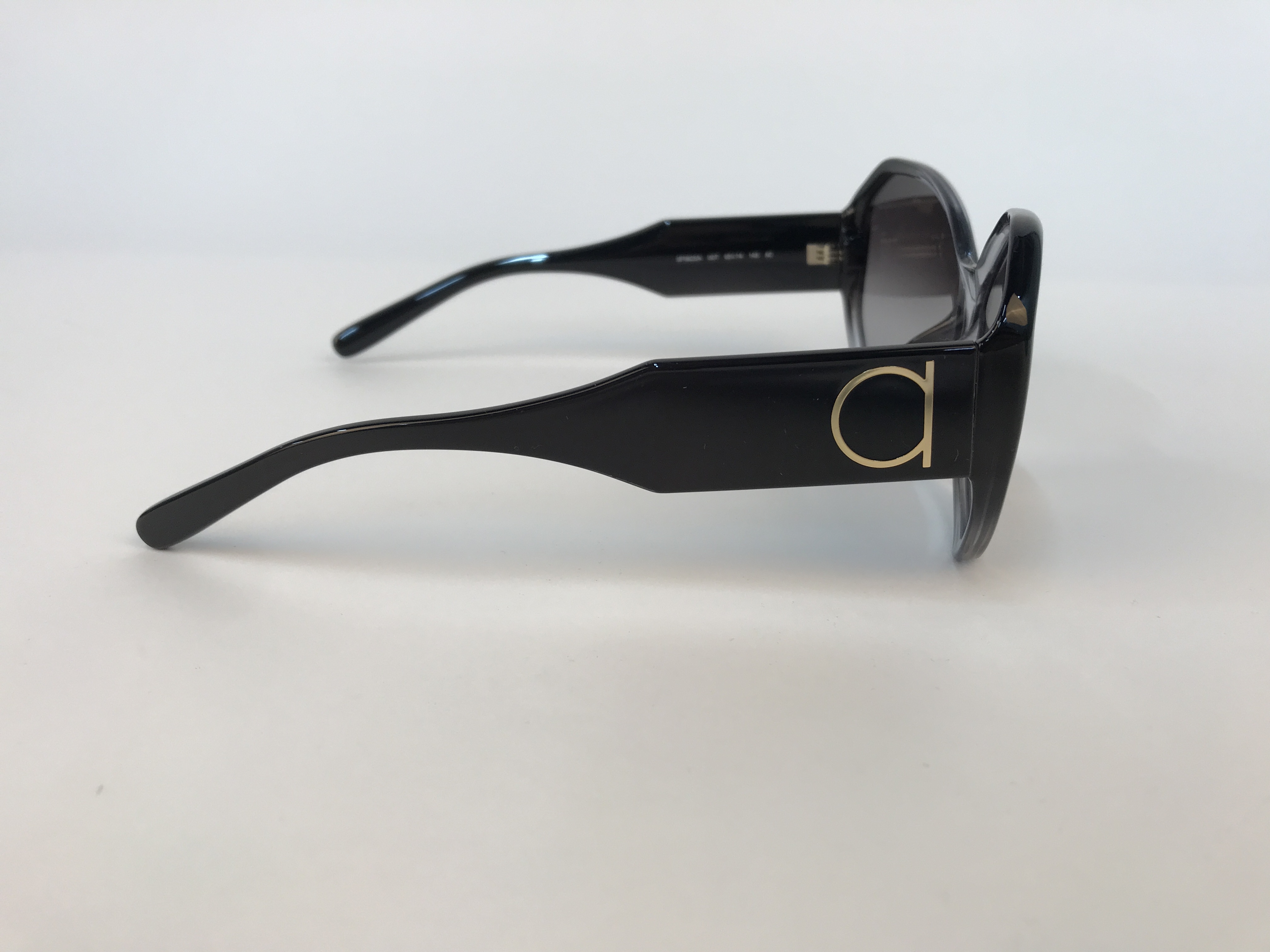 Ferragamo Logo Details Sunglasses In Black
