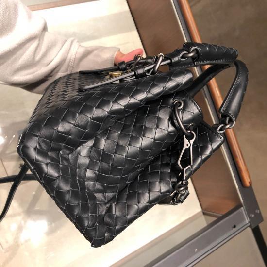 Bottega Veneta Knitted Handbag In Red