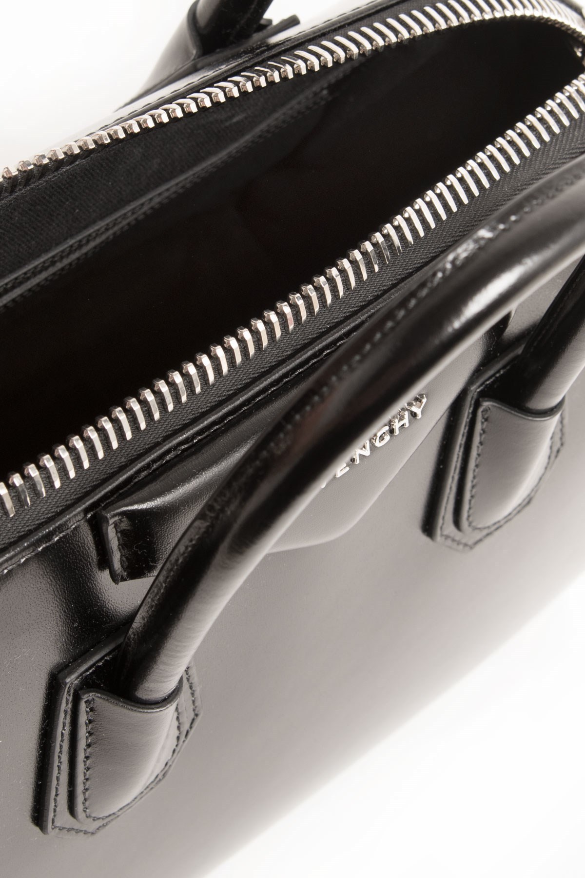 Givenchy Women Black Leather Medium Antigona Handbag In Black